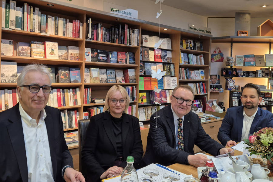 Zur Situation der aktuellen Wirtschaftslage in Lippe: IHK-Präsident Volker Steinbach (Steinbach AG, Detmold), IHK-Hauptgeschäftsführerin Svenja Jochens, IHK-Vizepräsident Alfred W. Westermann (Buchhaus am Markt, Detmold) und IHK-Referent Timm Lönneker (von links) stellen den Konjunkturlagebericht der IHK Lippe im Herbst 2024 vor. Foto: IHK Lippe