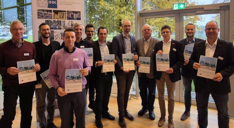 : Die anwesenden Mitglieder der Arbeitsgruppe präsentieren die gemeinsam entwickelten Leitlinien (von links): Manfred Korf (Windpark Saalberg), Dr. Patrick Fekete (Westfalen Weser Netz), Eduard Reimer (Weidmüller Interface), Heinz-Friedrich Korf (Windpark Saalberg), Matthias Carl (IHK Lippe), Thorben Blome (Bürgermeister Lügde), Andreas Bunte (Bürgerwind Extertal), Heinrich Wilhelm Tölle (Windex), Tim Rose (Stadtwerke Lemgo), Tobias Priß (Kreis Lippe) und Arne Brand (Landesverband Lippe) Foto: IHK Lippe