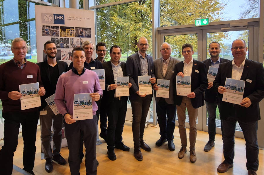 : Die anwesenden Mitglieder der Arbeitsgruppe präsentieren die gemeinsam entwickelten Leitlinien (von links): Manfred Korf (Windpark Saalberg), Dr. Patrick Fekete (Westfalen Weser Netz), Eduard Reimer (Weidmüller Interface), Heinz-Friedrich Korf (Windpark Saalberg), Matthias Carl (IHK Lippe), Thorben Blome (Bürgermeister Lügde), Andreas Bunte (Bürgerwind Extertal), Heinrich Wilhelm Tölle (Windex), Tim Rose (Stadtwerke Lemgo), Tobias Priß (Kreis Lippe) und Arne Brand (Landesverband Lippe) Foto: IHK Lippe