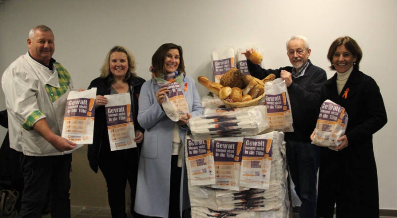 Wollen auf häusliche Gewalt aufmerksam machen (von links): Bäckermeister Mickel Biere, Gleichstellungsbeauftragte Nicole Krüger (Kreis Lippe), Andrea Blüggel (SI-Präsidentin Detmold - Lippische Rose), Günther Kuhlemann (Vorsitzender der Dr.-Ritter-Stiftung) sowie Stefani Quentell (SI-Präsidentin Lippe). Foto: Kreis Lippe