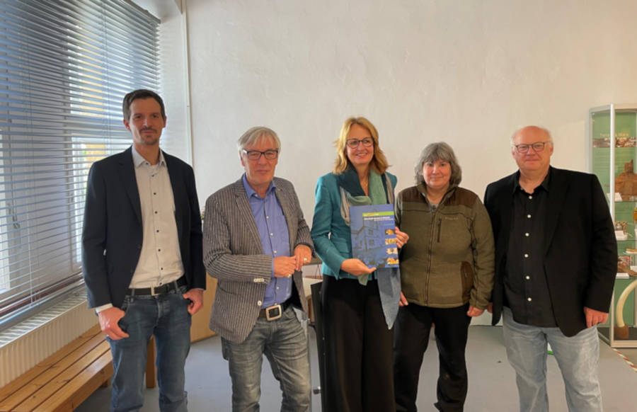 Freuen sich über die neue Dokumentation zum Naturkunde-Museum (von links): Dr. Ingo Höpfner (Leiter namu), Dr. Udo Witthaus (Kulturdezernent der Stadt Bielefeld), Dr. Isolde Wrazidlo (Autorin), Claudia Quirini-Jürgens (Vorsitzende Naturwissenschaftlicher Verein), Dr. Thomas Steinlein (Vorsitzender Förderverein namu). Foto: Stadt Bielefeld