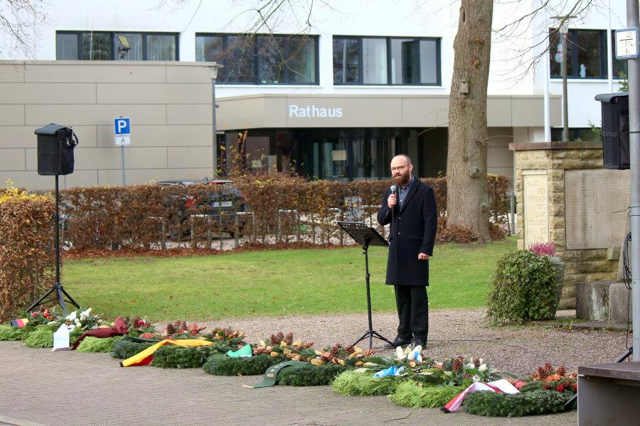 Pfarrer Ben Braun hielt die Totenandacht am Ehrenmal. Vor ihm liegen die Kränze der Gemeinde und der Vereine. Foto: Thomas Dohna