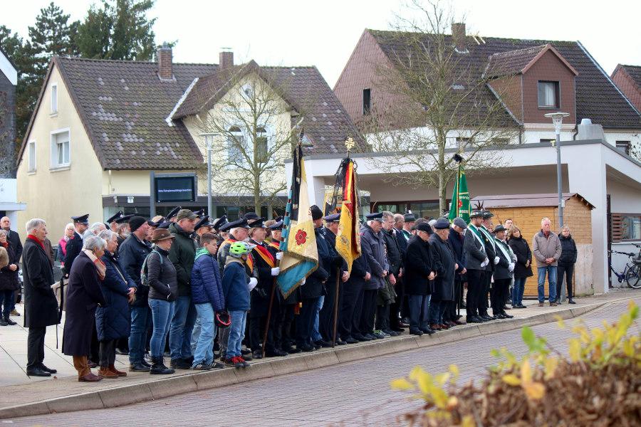 Leopoldshöher Vereine nehmen traditionell am Totengedenken teil. Foto: Thomas Dohna