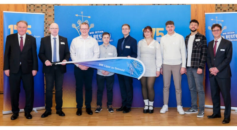 Lippes Talente auf der großen NRW-Bühne in Siegen: Walter Viegener (Präsident der IHK Siegen), Martin Raithel (Abteilungsleiter der IHK Lippe), Luca Beuke; Björn Begemann; Manuel Diedrichsen; Pia Müller; Markus Wall; Luca Di Paterniano und Dr. Thilo Pahl (Hauptgeschäftsführer der der IHK Siegen) (von links) Foto: IHK NRW, IHK Siegen (CS)