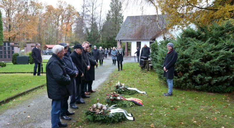 Die Kränze zum Gedenken der Opfer von Gewaltherrschaft und Krieg haben die Träger vor sich abgelegt. Sie werden später ans Ehrenmahl gebracht. Bürgermeister Martin Hoffmann (rechts) wartet. Foto: Thomas Dohna