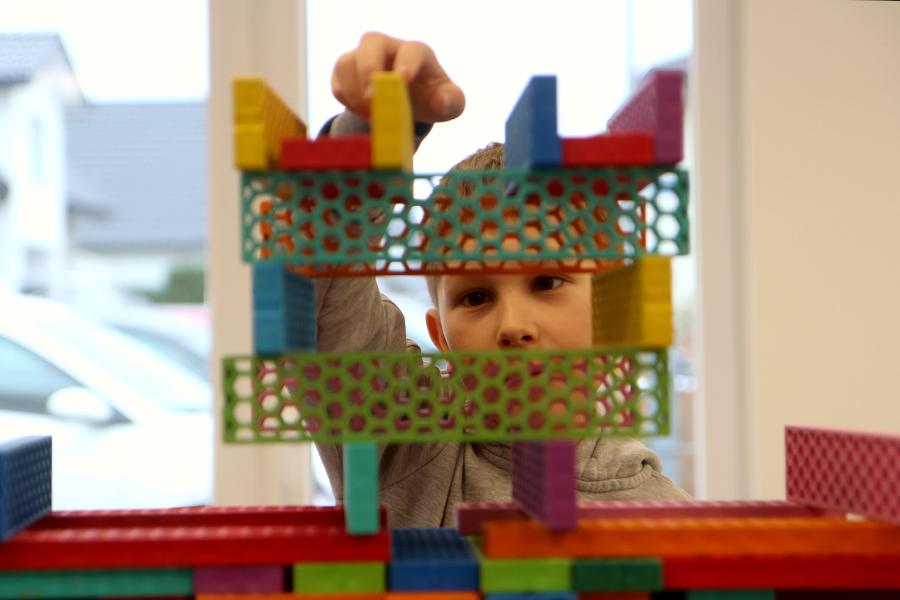 Finn baut einen Turm, der höher ist als er groß. Foto: Thomas Dohna