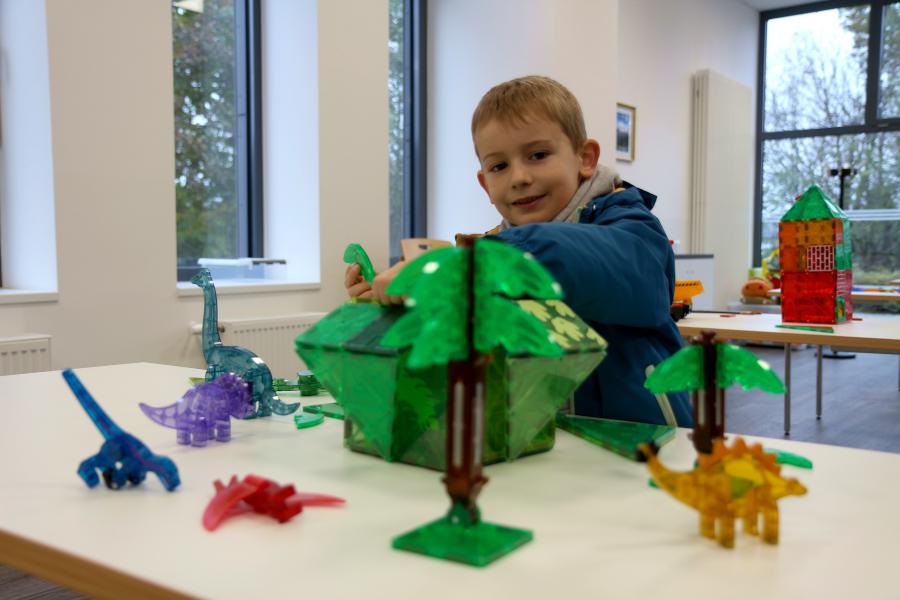 Luca baut aus magnetischen Bausteinen ein Haus. Foto: Thomas Dohna