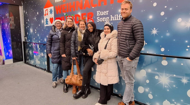Haben die Weihnachtswunder-Spende des CAL direkt am WDR 2 Glashaus in Paderborn übergeben: Dr. A. Heinrike Heil (Geschäftsführerin CAL, von links), Birgit Thole-Westphal (Ausbildungleiterin CAL), Michaela Görder (Ausbildungsmanagement CAL), Chanceline Mabondo, Aya Ayoub und Robin Meier (alle CAL Auszubildende). Foto: Stiftung Standortsicherung Kreis Lippe