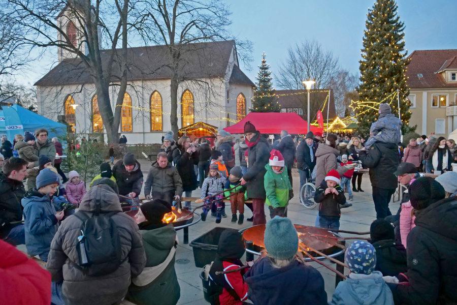 Stimmungsvoll zeigt sich der Adventsmarkt bei Einbruch der Dunkelheit. Foto: Martin Düsterberg