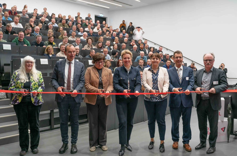 Für die symbolische Eröffnung zerschnitten das Band (von links): Professorin Petra Meier, TH-OWL-Präsident Professor Jürgen Krahl, BLB NRW-Geschäftsführerin Gabriele Willems, Ministerin Ina Brandes, TH-OWL-Kanzlerin Nicole Soltwedel, Professor Thomas Gassenmeier sowie Professor Thomas Schulte. Foto: TH OWL