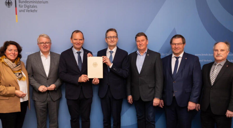 MdB Kerstin Vieregge, MdB Frank Schäffler, TH-OWL-Präsident Professor Jürgen Krahl, Staatssekretär Stefan Schnorr, MdB Jürgen Berghahn, TH-OWL-Vizepräsident Professor Stefan Witte sowie Gesamtprojektleiter Professor Thomas Schulte (von links). Foto: BMDV