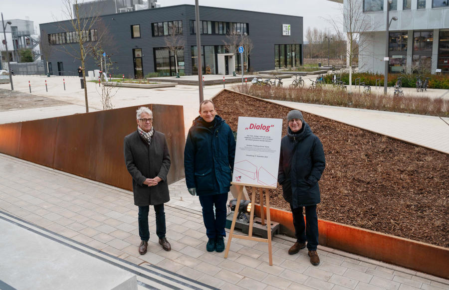 Wolfgang Feldmann, Niederlassungsleiter Bau- und Liegenschaftsbetrieb NRW (BLB NRW), Professor Dr. Jürgen Krahl, Präsident der Technischen Hochschule Ostwestfalen-Lippe (TH OWL) und Professor Ernst Thevis (Künstler, Bildhauer und Professor an der TH OWL, von links) haben das Kunstwerk "Dialog" eingeweiht. Foto: TH OWL