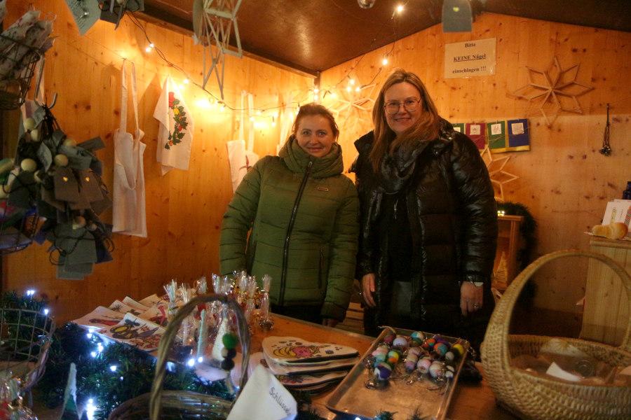 Irina Stojew und Lehrerin Manuela Knoche bieten Dekoratives für die Adventszeit an. Foto: Thomas Dohna 