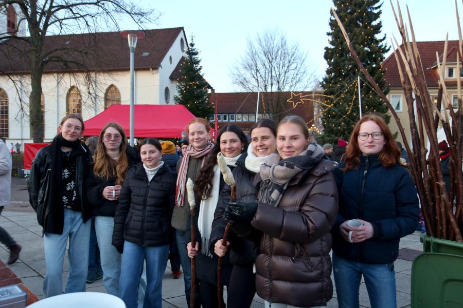 Schülerinnen der Felix-Fechenbach-Gesamtschule bessern mit dem Verkauf von Stockbrot ihre Abi-Kasse auf. Foto: Thomas Dohna