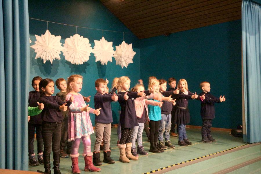 Die Klassen der Grundschule Asemissen führten Theater und Gesang auf. Foto: Thomas Dohna