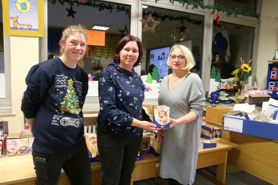 4.000 Gewinne haben Manuela Herden-Löwen, Janina König und Julian Damköhler bei der Tombola des Asemisser Advents ausgegeben. Foto: Thomas Dohna