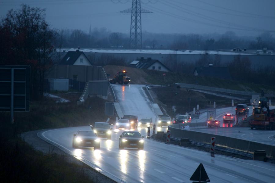 Dort wo im Hintergrund ein Radlader arbeitet wird der Verkehr Richtung Lage die Rampe herabfahren. Foto: Thomas Dohna