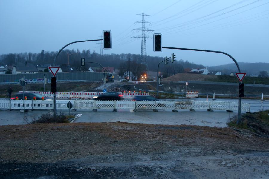 Die Ampel hat schon länger ausgedient. Auf der gegenüberliegenden Seite treffen die Rampen auf die Detmolder Straße. Foto: Thomas Dohna