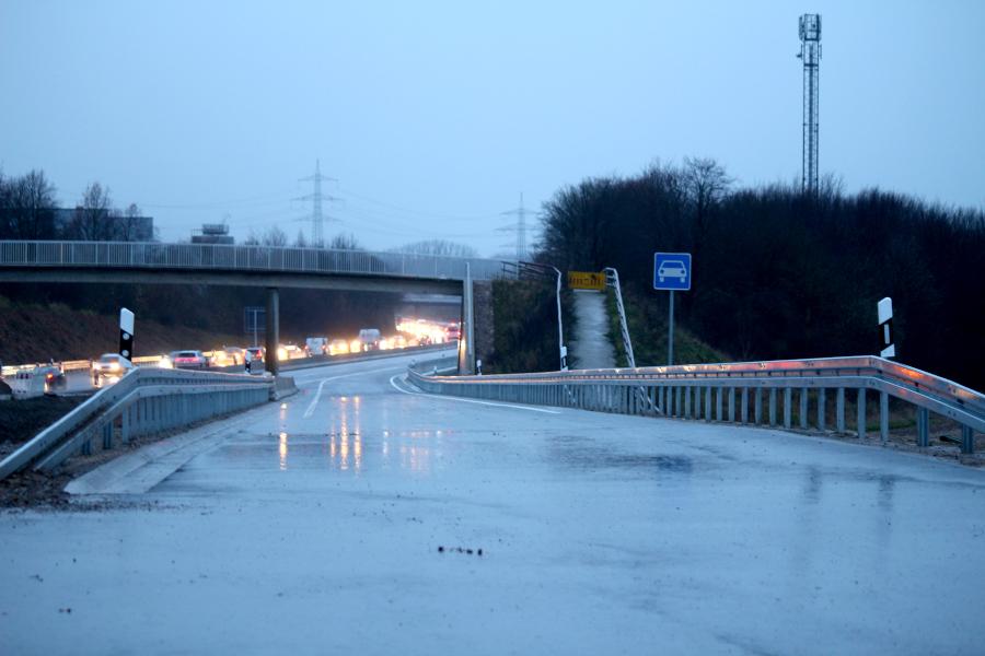 Hier geht es von der Gewerbestraße nach Bielefeld. Foto: Thomas Dohna