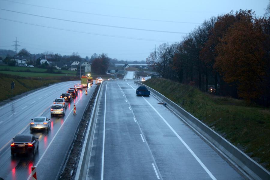 Noch ist die Fahrbahn Richtung Bielefeld nicht ganz freigeräumt. Im Laufe des kommenden Montags soll dort gefahren werden können. Foto: Thomas Dohna