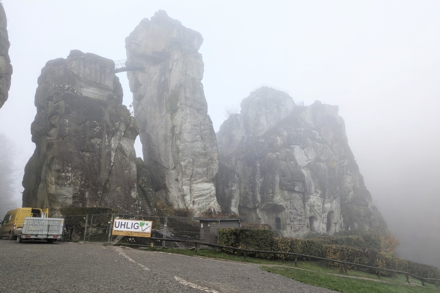 Der Vorplatz der Externsteine mit Drehkreuz und Kassenhäuschen wird aktuell neu und barrierefrei gestaltet. Ende März 2025 sollen die Bauarbeiten abgeschlossen sein. Foto: LVL