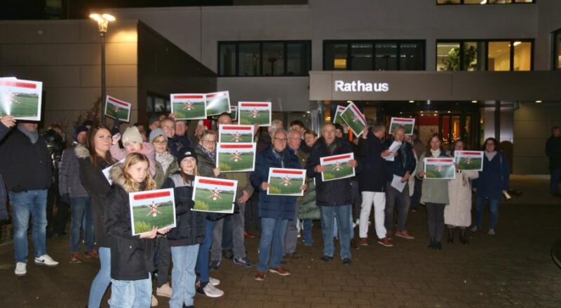 Mehr als 80 Demonstrierende haben sich vor dem Rathaus versammelt, um gegen die geplante Bebauung auf dem Gebiet Brunsheide Süd-Ost zu protestieren. Foto: Thomas Dohna