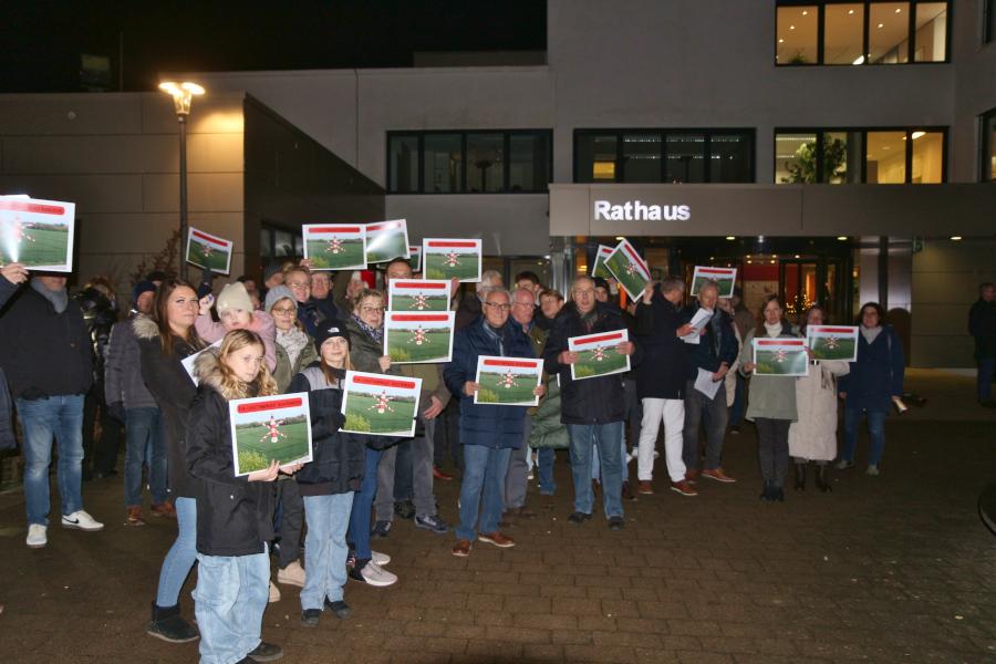 Mehr als 80 Demonstrierende haben sich vor dem Rathaus versammelt, um gegen die geplante Bebauung auf dem Gebiet Brunsheide Süd-Ost zu protestieren. Foto: Thomas Dohna