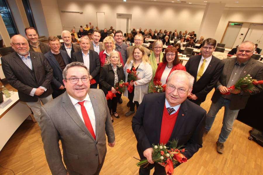 Landrat Dr. Axel Lehmann (vorne links) hat Kurt Kalkreuter (vorne rechts) und 15 weitere Mitglieder des Kreistags für ihr langjähriges Engagement geehrt. Foto: Kreis Lippe