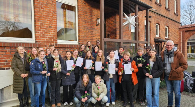 Theologie-Seminar in Wiedenbrück: Die jungen Ehrenamtlichen wurden begleitet von Jugendbildungsreferentin Johanna Ancutko (links) und Landesjugendreferent André Stitz (rechts). Foto: Lippische Landeskirche