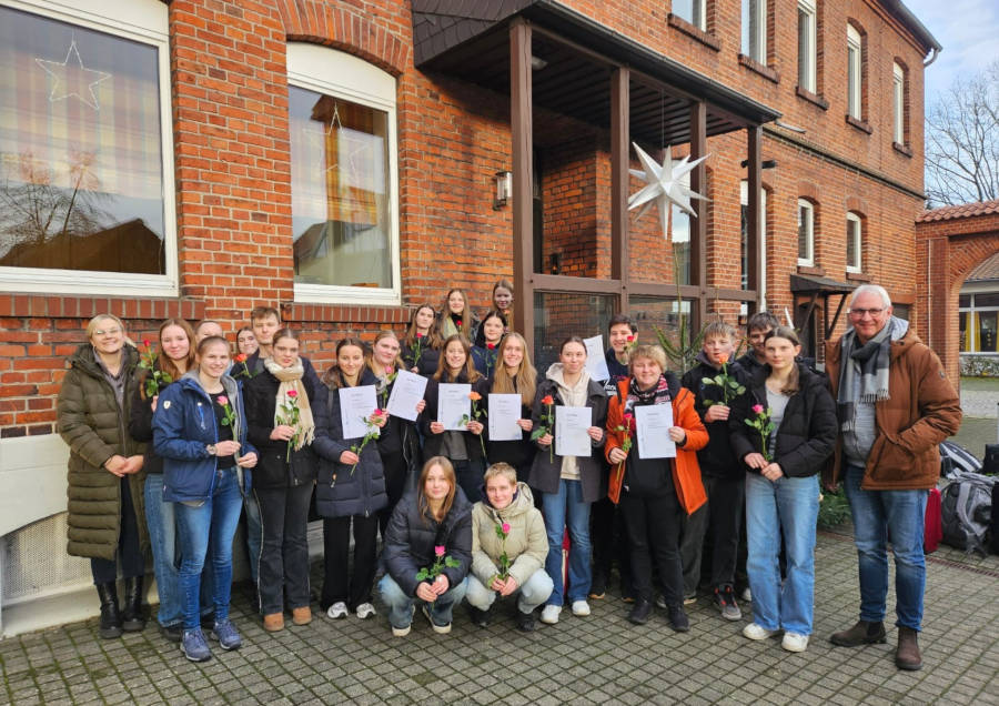 Theologie-Seminar in Wiedenbrück: Die jungen Ehrenamtlichen wurden begleitet von Jugendbildungsreferentin Johanna Ancutko (links) und Landesjugendreferent André Stitz (rechts). Foto: Lippische Landeskirche