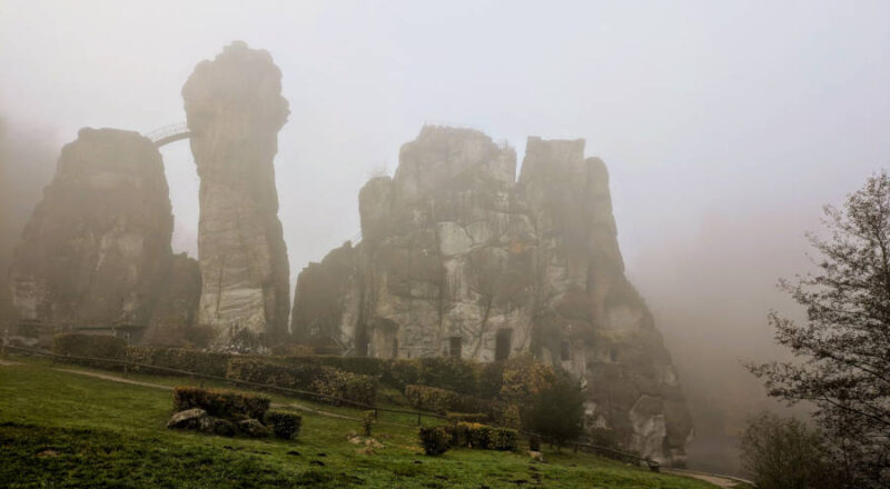 Die Externsteine im Nebel - ein Ort der Ruhe und Entspannung Foto:LVL