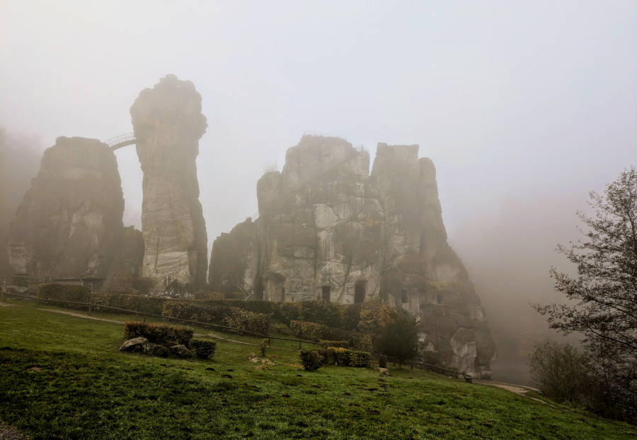 Die Externsteine im Nebel - ein Ort der Ruhe und Entspannung Foto:LVL