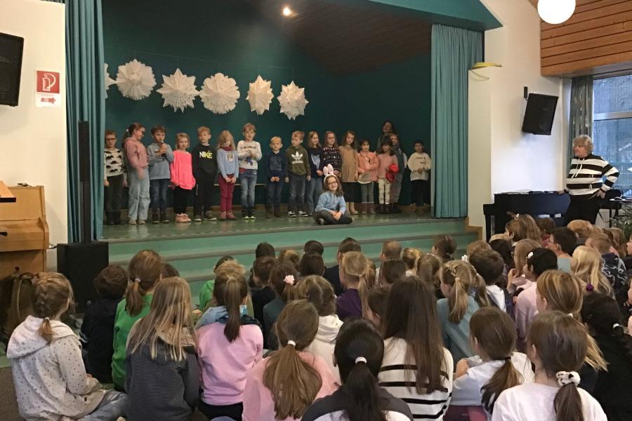 Die Grundschule Asemisen feiert den Advent. Foto: Grundschule Asemissen