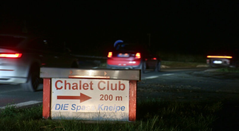 Kurz vor dem Kreisverkehrsplatz steht an der Straße Windwehe das Hiu8nweisschild für den Chalet Club, der nach Ansicht des Kreises Lippe seit rund 40 Jahren illegal betrieben wird. Foto: Thomas Dohna