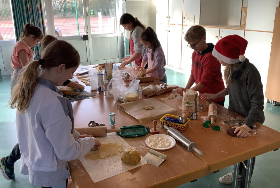 In der 4c werden besonders viele Plätzchen gebacken für den Asemisser Advent. Foto: Privat