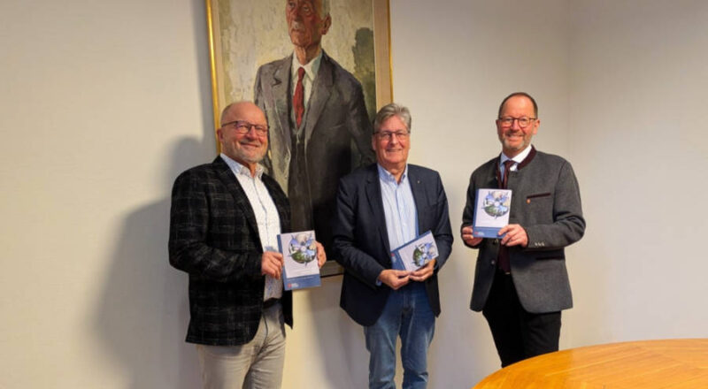 Freuen sich über das Erscheinen des neuen Heftes der „Lippischen Kulturlandschaften“ zum Thema „75 Jahre Landesverband Lippe: Autor Detlev Hellfaier (Mitte), Verbandsvorsteher Jörg Düning-Gast (rechts) und Klaus Stein (Schatzmeister des Lippischen Heimatbundes). Foto: LVL