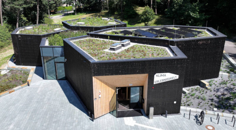 Die Klimaerlebniswelt in Oerlinghausen ist mit dem Red Dot Design Award ausgezeichnet worden. Foto: Kreis Lippe
