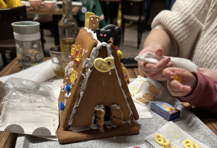 Selbst zusammengesetzt und verziert: Jede Familie hat ein Lebkuchenhaus mit nach Hause genommen. Foto: Lippische Landeskirche
