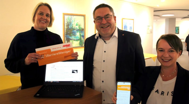 Monika Heel, Inklusionsbeauftragte des Kreises Lippe (r.), Landrat Dr. Axel Lehmann und Sonja Wagner von der EUTB zeigen Inhalte der Kreis-Homepage in Einfacher Sprache. Foto: Kreis Lippe