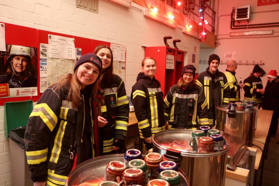 Junge Feuerwehrleute betreuen beim Lichterfest der Freiwilligen Feuerwehr Leopoldshöhe den Glühweinstand. Foto: Thomas Dohna