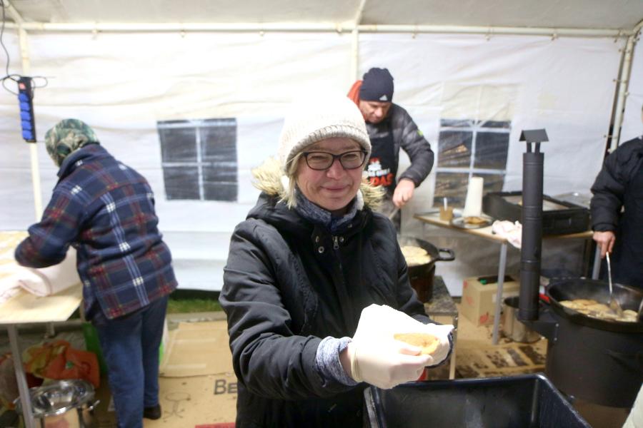 Katharina Klassen präsentiert beim Lichterfest der Mennoniten Gemeinde in Bechterdissen Tschebureki. Foto: Thomas Dohna