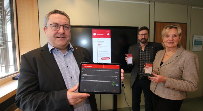 Landrat Dr. Axel Lehmann, KVG-Geschäftsführer Achim Oberwöhrmeier und Dr. Ute Röder, Verwaltungsvorständin beim Kreis Lippe, freuen sich über die neuen Funktionen in der Lippemobil-App. Foto: Kreis Lippe