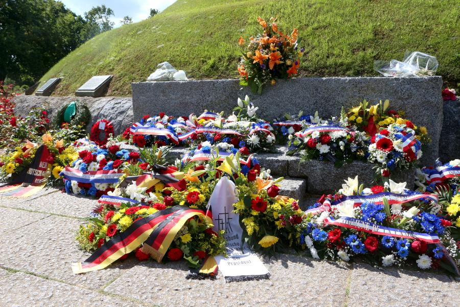 Die ehemaligen Feinde ehren die toten deutschen Soldaten auf dem Friedhof La Combe mit Blumen. Foto: Thomas Dohna