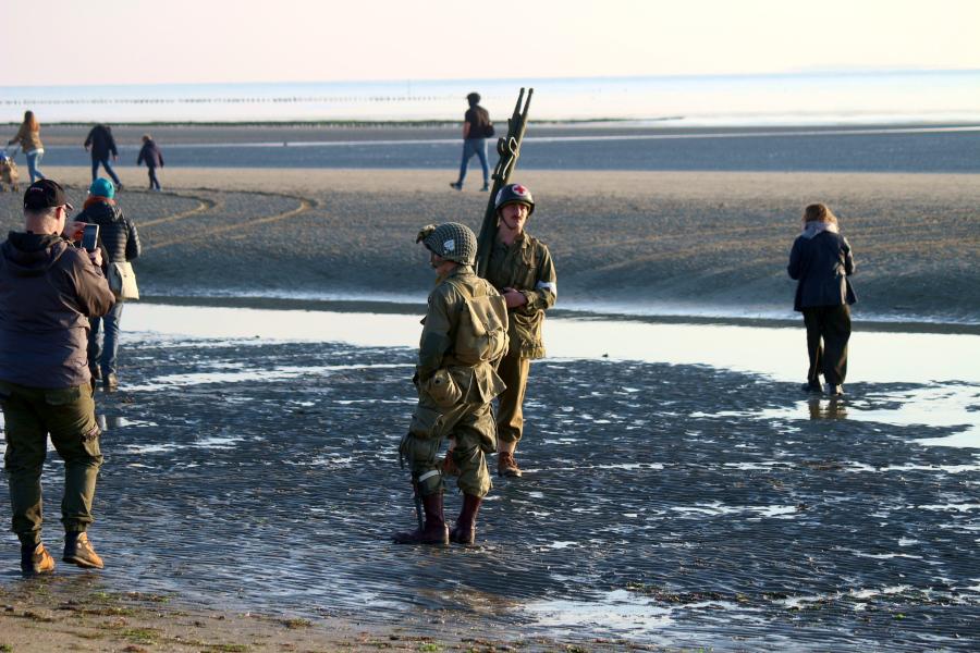 In historischen Uniformen stehen diese Männer an Utah Beach. Foto: Thomas Dohna