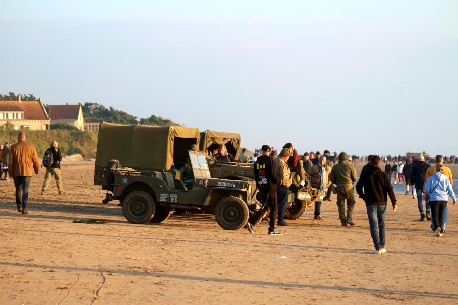 An Strand, an Utah Beach stehen restaurierte us-amerikanische Militärfahrzeuge. Foto: Thomas Dohna