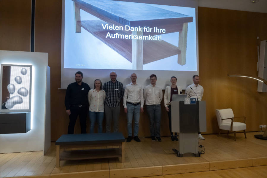 Die traditionelle Holzausstellung 2024 ist eröffnet. Drei Gruppen der Fachschule für Holztechnik präsentierten ihre Arbeiten am Eröffnungsabend.. Foto: FFB/Johannes Fotografie