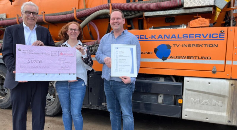 Volker Steinbach (rechts) gratuliert Rebecca und Sven Spintzyk zur erfolgreichen Unternehmensnachfolge. Foto: IHK Lippe