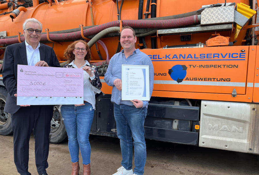 Volker Steinbach (rechts) gratuliert Rebecca und Sven Spintzyk zur erfolgreichen Unternehmensnachfolge. Foto: IHK Lippe