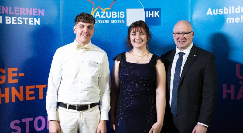 Zwei Bundesbeste aus Lippe: Pia Müller und Markus Wall sind stolz auf Ihre Leistung und freuen sich mit IHK-Abteilungsleiter Martin Raithel (rechts) Foto: DIHK / Schicke / Plambeck