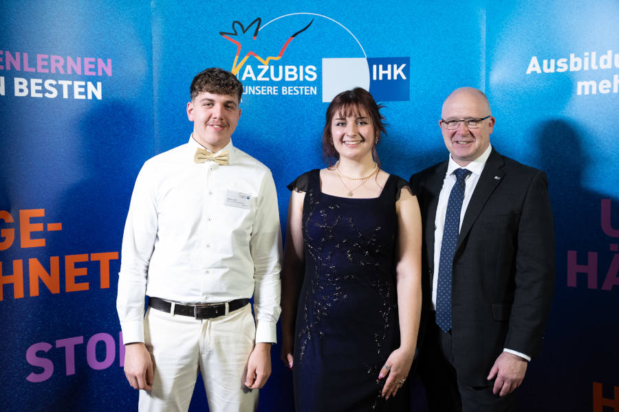 Zwei Bundesbeste aus Lippe: Pia Müller und Markus Wall sind stolz auf Ihre Leistung und freuen sich mit IHK-Abteilungsleiter Martin Raithel (rechts) Foto: DIHK / Schicke / Plambeck